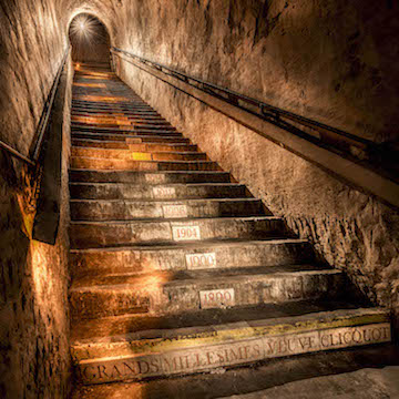 Die Treppe, die in die Gewölbe Veuve Clicquot führt